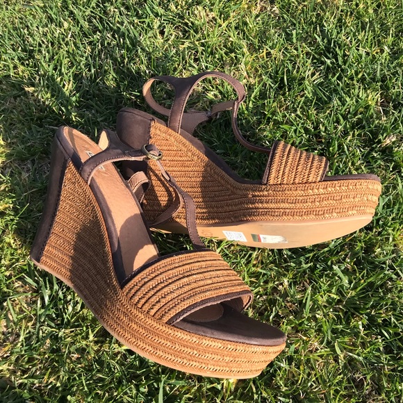 UGG Shoes - UGG 🔴 Wedge heels with straps